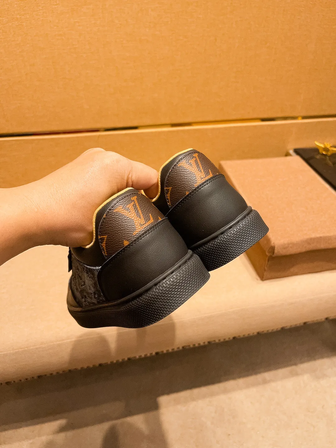 Men's shoes💰 400💰[LV]🔥Louis Vuitton, high-end men's shoes brand, official website 1:1 latest masterpiece: the upper is made of Italian imported first-layer cowhide with a comfortable and breathable lining➕original non-slip and wear-resistant outsole🔥, making walking more convenient and comfortable! An exclusive new model, a stunning work, a beautiful 1:1 replica [color] compared to the official quality! Create a fashionable personality to set off your uniqueness! A must-have for trendy men! Classic 🔥Size: 38-44 Color: 🔥 3⃣️colors available🔥.
